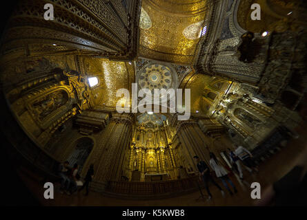 QUITO, ECUADOR - 2017: La Chiesa della Compagnia di Gesù (Compañía de Jesús) è una chiesa gesuita in stile barocco, decorata profusamente con oro. Foto Stock