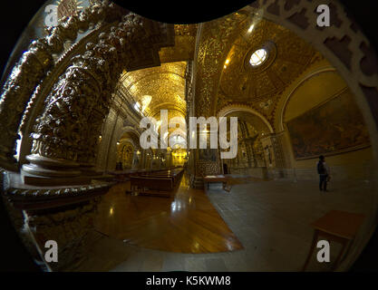 QUITO, ECUADOR - 2017: La Chiesa della Compagnia di Gesù (Compañía de Jesús) è una chiesa gesuita in stile barocco, decorata profusamente con oro. Foto Stock
