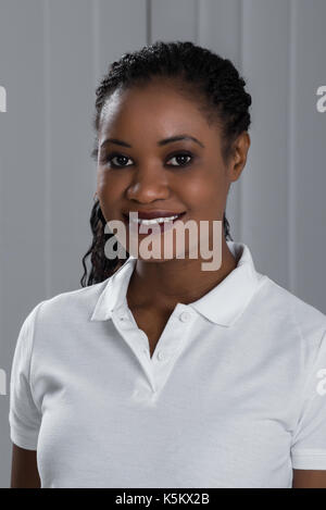 Foto ritratto di Giovane donna bella ridere Foto Stock