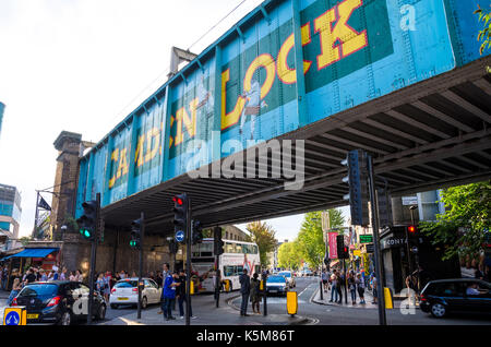 Un ponte ferroviario si estende la cittadina di Camden High Street a Camden Lock. Il ponte porta un design ti consente di sapere dove si trovano! Foto Stock