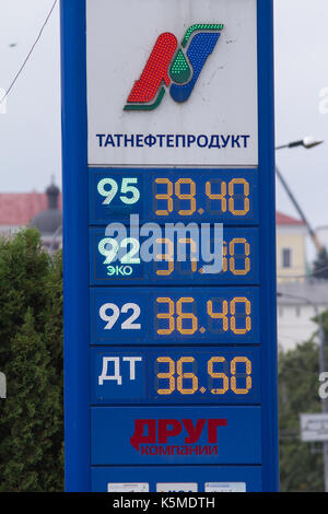 Kazan, Russia - 9 settembre 2017: guida segno, indicato il prezzo del carburante con il logo della compagnia petrolifera tatnefteproduct Foto Stock