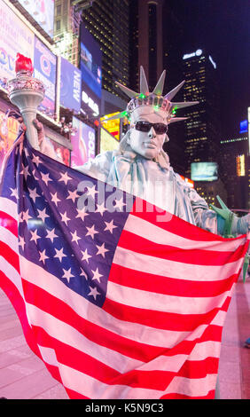 La città di new york new york - nov 11, 2014: mimo vestito come la statua della libertà comporta per le telecamere in times square Foto Stock