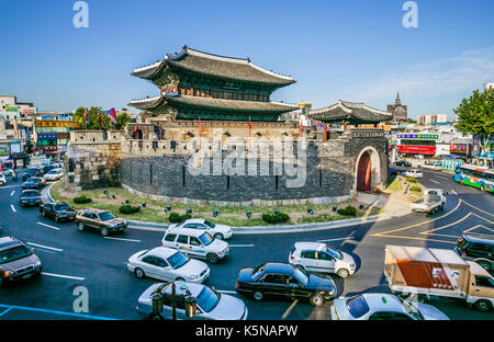 Corea del Sud, Gyeonggi-do Provincia, Sudogwon, Suwon, vista di Paldamun South Gate nel mezzo di una trafficata rotonda, forma parte di Hwaseong Fortres Foto Stock