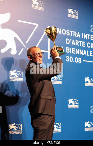 Venezia, Italia. 09th settembre 2017. L'attore Kamel El Basha posa durante una fotocellula dopo aver ricevuto la Coppa Volpi per il miglior attore per il suo personaggio nel film 'The Insulto' durante la cerimonia di premiazione del 74th Venice Film Festival il 9 settembre 2017 al Lido di Venezia. ( Credito: Annalisa Flori/Media Punch)/Alamy Live News Foto Stock