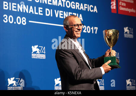 Venezia, Italia. 09th settembre 2017. L'attore Kamel El Basha posa durante una fotocellula dopo aver ricevuto la Coppa Volpi per il miglior attore per il suo personaggio nel film 'The Insulto' durante la cerimonia di premiazione del 74th Venice Film Festival il 9 settembre 2017 al Lido di Venezia. ( Credito: Annalisa Flori/Media Punch)/Alamy Live News Foto Stock