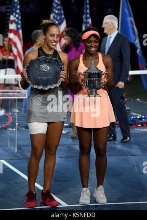 Flushing, New York City, Stati Uniti. 9th settembre 2017. Sloane Stephens si pone con Madison Keys dopo aver sconfitto Keys per essere il campione femminile 2017 Us Open. Stephens sconfigge Keys in straight set 6-3, 6-0 durante le finali delle donne sullo Stadio Arthur Ashe all'US Open nell'USTA Billie Jean King National Tennis Center il 9 settembre 2017 a Flushing Queens. Credito: mpi04/MediaPunch/Alamy Live News Foto Stock