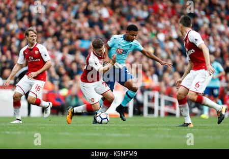 Londra, Regno Unito. 9 Sep, 2017. lys mousset (2r) di Bournemouth con vies shkodran mustafi (2 l) dell'Arsenal durante la Premier League inglese match tra Arsenal e Bournemouth all'Emirates Stadium di Londra, Gran Bretagna il sept. 9, 2017. L'Arsenal ha vinto 3-0. Credito: han yan/xinhua/alamy live news Foto Stock