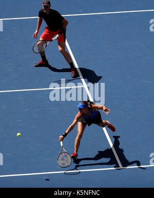 New york, Stati Uniti d'America. 9 Sep, 2017. Martina Hingis (fondo) della Svizzera e Jamie murray di gran bretagna competere contro hao-ching chan di Taipei cinese e michael venere della Nuova Zelanda durante il doppio misto partita finale al 2017 us open in new york, Stati Uniti, sept. 9, 2017. Martina Hingis e Jamie murray ha vinto 2-1 per rivendicare il titolo di credito: qin lang/xinhua/alamy live news Foto Stock