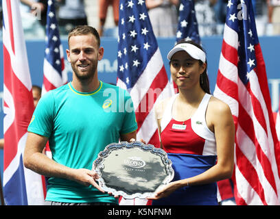 New york, Stati Uniti d'America. 9 Sep, 2017. hao-ching chan (r) di Taipei cinese e michael venere di nuova zelanda partecipare alla cerimonia di premiazione dopo la loro doppi misti partita finale contro la svizzera Martina Hingis e Jamie murray della Gran Bretagna al 2017 us open in new york, Stati Uniti, sept. 9, 2017. Martina Hingis e Jamie murray ha vinto 2-1 per rivendicare il titolo di credito: qin lang/xinhua/alamy live news Foto Stock