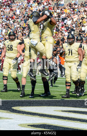 Nashville, TN, Stati Uniti d'America. 2 Sep, 2017. Vanderbilt Commodore giocatori festeggiare la vittoria durante un gioco tra l'Alabama A&M Bulldogs e il Vanderbilt Commodores presso lo stadio di Vanderbilt di Nashville, TN. Thomas McEwen/CSM/Alamy Live News Foto Stock