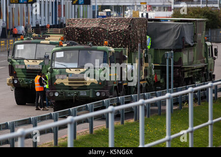 Londra, Regno Unito. Il 9 settembre, 2017. Camion militari al di fuori del centro di ExCel in anticipo della prossima settimana al Salone DSEI fiera degli armamenti che si tiene presso la sede. DSEI è la più grande fiera di armi militari e delegazioni invitate dal governo britannico includono membri nominati dal Ministero degli esteri come un "diritti umani priorità', vale a dire il Bahrein, Colombia, Egitto, Pakistan e Arabia Saudita. Credito: Mark Kerrison/Alamy Live News Foto Stock