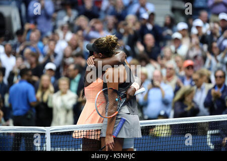 New york, Stati Uniti d'America. 9 Sep, 2017. sloane stephens (posteriore) degli Stati Uniti avvolge con il suo connazionale madison chiavi dopo aver vinto il singolare femminile partita finale contro le chiavi alla 2017 us open in new york, Stati Uniti, sept. 9, 2017. sloane stephens ha vinto 2-0 per rivendicare il titolo di credito: wang ying/xinhua/alamy live news Foto Stock