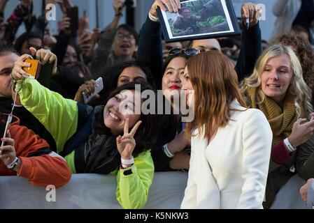 Toronto, Canada. 9 Sep, 2017. L'attrice Julianne Moore (anteriore) pone per le foto con i fan come ella frequenta la North American premiere del film "uburbicon' alla principessa di Galles theatre durante il 2017 Toronto international film festival di Toronto, Canada, sept. 9, 2017. Credito: zou zheng/xinhua/alamy live news Foto Stock