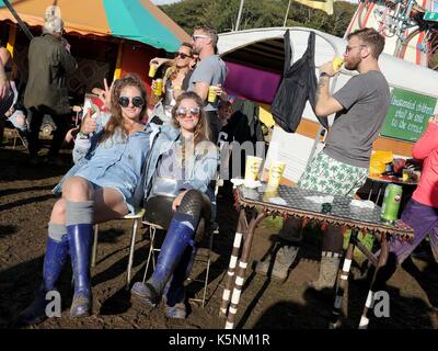 I frequentatori del festival godersi l'atmosfera bestival music festival di lulworth station wagon, Dorset, Regno Unito Foto Stock