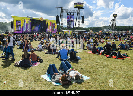 Hoppegarten, Germania. Decimo Sep, 2017. I visitatori sedersi sull'erba al lollapalooza festival a Hoppegarten cavallo di razza in via in Hoppegarten, Germania, 10 settembre 2017. foto: Jens kalaene/dpa-zentralbild/dpa/alamy live news Foto Stock