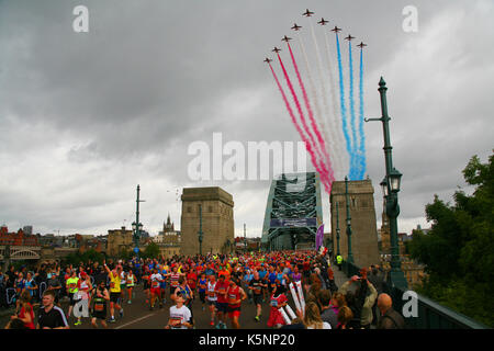 Il grande nord run 2017, più grandi del mondo di mezza maratona per atleti di tutte le abilità, foto di attraversamento del Tyne Bridge il 10 settembre 2017. Il percorso è andato da newcastle upon tyne e concluso a south shields a copertura 13.1 miglia con alcuni 56.000 corridori che prenderanno parte. Il grande nord eseguire gli uomini la gara è stata vinta da mo farah per il quarto anno consecutivo, womens gara da mary keitany del Kenya. simon lawson ha vinto gli uomini della gara in sedia a rotelle & manuela schar ha vinto la donna gara su sedia a rotelle. Le frecce rosse ha fatto anche un flypast. newcastle upon tyne, Regno Unito settembre 10th, 2017. credito:david whinham/alamy Foto Stock