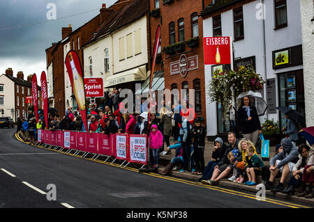 Ledbury, Regno Unito. 10 Settembre, 2017. La folla eccitata la linea Homend attesa per i corridori di passare attraverso l'Herefordshire città di Ledbury il 10 settembre 2017 Credit: Jim legno/Alamy Live News Foto Stock