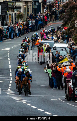 Ledbury, Regno Unito. 10 Settembre, 2017. La velocità racers giù per la collina come folla eccitata la linea Homend guardando i corridori passano attraverso l'Herefordshire città di Ledbury il 10 settembre 2017 Credit: Jim legno/Alamy Live News Foto Stock