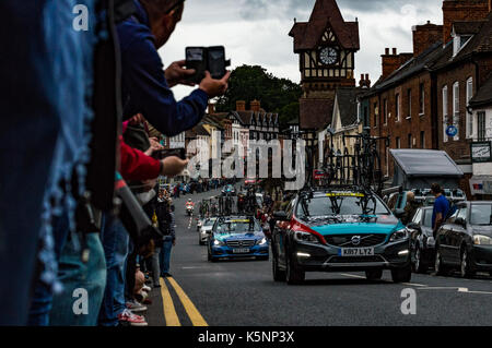 Ledbury, Regno Unito. 10 Settembre, 2017. Il supporto auto seguire i piloti come folla eccitata la linea Homend nell'Herefordshire città di Ledbury il 10 settembre 2017 Credit: Jim legno/Alamy Live News Foto Stock