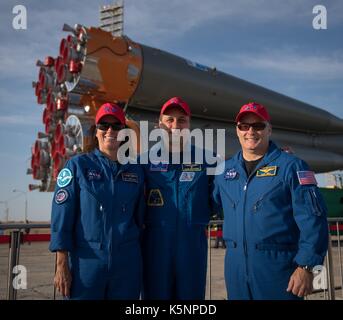 Stazione spaziale internazionale spedizione backup di 53 membri di equipaggio shannon walker della NASA, sinistra, Anton shkaplerov di roscosmos e scott tingle della NASA, destra, posa per una foto di gruppo come il razzo Soyuz è rotolato fuori dal treno per il lancio al cosmodromo di Baikonur settembre 10, 2017 di Baikonur in Kazakhstan. Stazione spaziale internazionale expedition 53 primo equipaggio astronauta americano mark vande hei della NASA, soyuz commander misurkin alexander di roscosmos e astronauta americano Joe acaba della Nasa lancerà a bordo del razzo a settembre 13th. Foto Stock