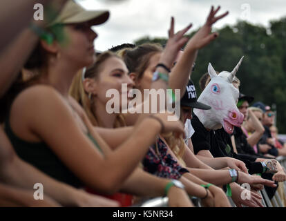 Hoppegarten, Germania. Decimo Sep, 2017. I visitatori del festival celebra a Hoppegarten cavallo di razza in via in Hoppegarten, Germania, 10 settembre 2017. Il festival avrà luogo il 9 e 10 settembre 2017. foto: britta pedersen/dpa-zentralbild/dpa/alamy live news Foto Stock