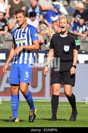 Berlino, Germania. Decimo Sep, 2017. berlinese di niklas stark (l) sorge accanto al arbitro bibiana steinhaus durante la Bundesliga tedesca partita di calcio tra Hertha BSC e il werder brema presso lo stadio olimpico di Berlino, Germania, 10 settembre 2017. (Embargo condizioni - Attenzione: grazie all'accreditamento guidlines, il dfl consente solo la pubblicazione e utilizzazione di fino a 15 immagini per corrispondenza su internet e nei contenuti multimediali in linea durante la partita.) Foto: soeren stache/dpa/alamy live news Foto Stock