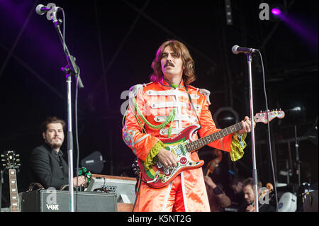 Portmeirion, Wales, Regno Unito. 10 Settembre, 2017. Il Royal Liverpool Philharmonic Orchestra e il Bootleg Beatles play Festival No.6 stadio principale per celebrare il cinquantesimo anniversario del sergente Peppers Lonely Hearts Club Band album e il 'Summer dell amore' 10 settembre 2017, Portmeirion, Galles, UK Credit: Ken Harrison/Alamy Live News Foto Stock