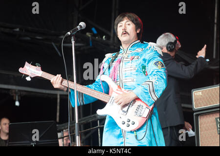 Portmeirion, Wales, Regno Unito. 10 Settembre, 2017. Il Royal Liverpool Philharmonic Orchestra e il Bootleg Beatles play Festival No.6 stadio principale per celebrare il cinquantesimo anniversario del sergente Peppers Lonely Hearts Club Band album e il 'Summer dell amore' 10 settembre 2017, Portmeirion, Galles, UK Credit: Ken Harrison/Alamy Live News Foto Stock