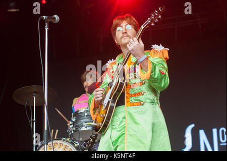 Portmeirion, Wales, Regno Unito. 10 Settembre, 2017. Il Royal Liverpool Philharmonic Orchestra e il Bootleg Beatles play Festival No.6 stadio principale per celebrare il cinquantesimo anniversario del sergente Peppers Lonely Hearts Club Band album e il 'Summer dell amore' 10 settembre 2017, Portmeirion, Galles, UK Credit: Ken Harrison/Alamy Live News Foto Stock