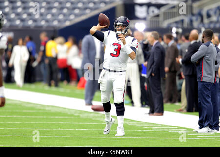 Houston, Texas, Stati Uniti d'America. Decimo Sep, 2017. Houston Texans quarterback Tom Savage (3) si riscalda prima di NFL stagione regolare il gioco tra la Houston Texans e Jacksonville Jaguars a NRG Stadium di Houston, TX il 10 settembre 2017. Credito: Erik Williams/ZUMA filo/Alamy Live News Foto Stock