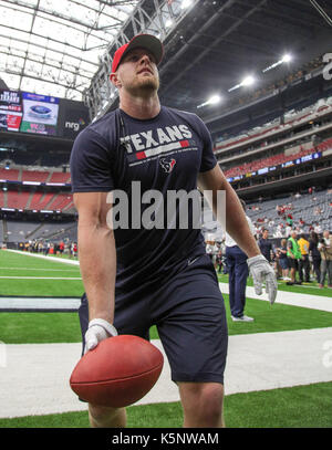 10 settembre 2017: Houston Texans difensivo fine J.J. Watt (99) lancia la pallina con ventole in gabbie prima di iniziare il gioco di NFL tra Jacksonville Jaguars e Houston Texans al NRG Stadium di Houston, TX. John Glaser/CSM. Foto Stock