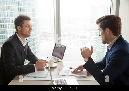 Consulente finanziario spiegando piano per investitore Foto Stock