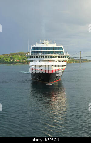 Hurtigruten nave 'Trollfjord' in arrivo al porto di Rorvik, Norvegia Foto Stock