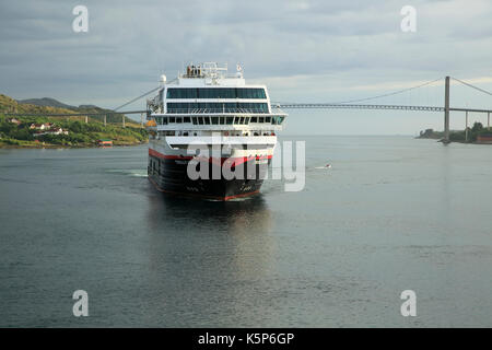 Hurtigruten nave 'Trollfjord' in arrivo al porto di Rorvik, Norvegia Foto Stock