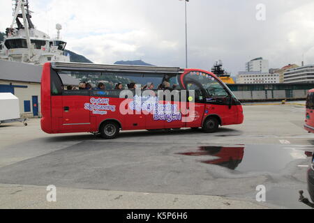 City Sightseeing Bus nella zona del porto di Bergen, Norvegia Foto Stock