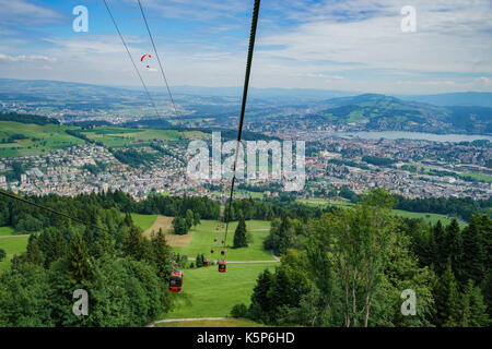 Kriens paesaggio urbano, vista dalla funicolare del Monte Pilatus in luzern, Svizzera Foto Stock