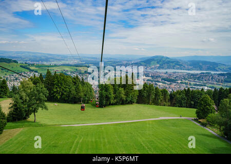 Kriens paesaggio urbano, vista dalla funicolare del Monte Pilatus in luzern, Svizzera Foto Stock