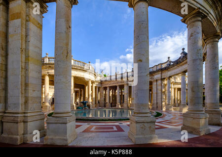 Le sorgenti termali delle terme tettuccio sono situati tra splendidi edifici antichi in un meraviglioso parco Foto Stock