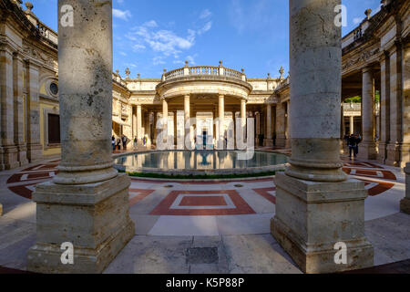 Le sorgenti termali delle terme tettuccio sono situati tra splendidi edifici antichi in un meraviglioso parco Foto Stock