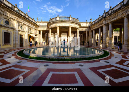 Le sorgenti termali delle terme tettuccio sono situati tra splendidi edifici antichi in un meraviglioso parco Foto Stock