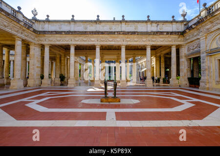 Le sorgenti termali delle terme tettuccio sono situati tra splendidi edifici antichi in un meraviglioso parco Foto Stock