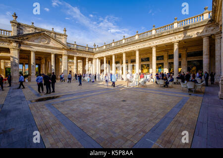 Le persone utilizzano le sorgenti calde di tettuccio terme, situato tra splendidi edifici antichi in un meraviglioso parco Foto Stock