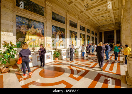 Le persone utilizzano le sorgenti calde di tettuccio terme, situato tra splendidi edifici antichi in un meraviglioso parco Foto Stock