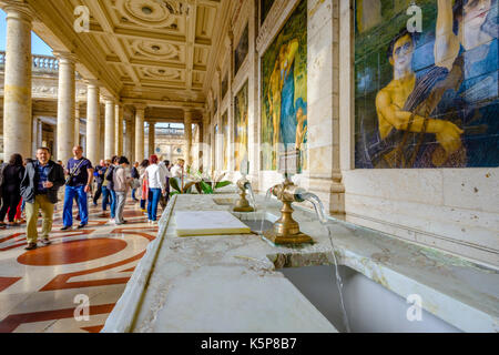 Le persone utilizzano le sorgenti calde di tettuccio terme, situato tra splendidi edifici antichi in un meraviglioso parco Foto Stock