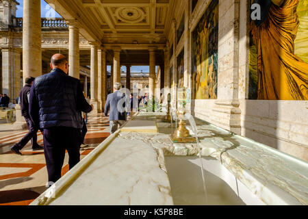 Le persone utilizzano le sorgenti calde di tettuccio terme, situato tra splendidi edifici antichi in un meraviglioso parco Foto Stock