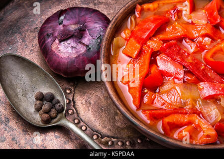 Lecso piatto nazionale della cucina ungherese con pepe e pomodoro Foto Stock