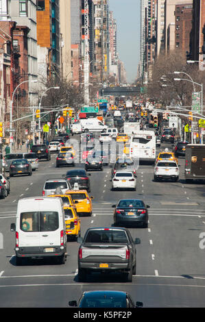 Vista guardando a nord oltre il decimo avenue da high line Park a New York City Foto Stock