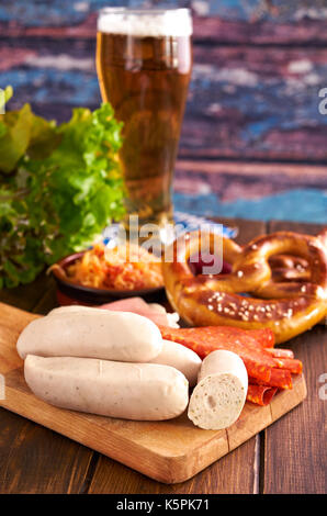 Oktoberfest il cibo sulla tavola di legno Foto Stock