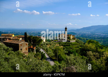La chiesa di santa maria si trova su un colle accanto al villaggio, che si affaccia sulla valle val di Pescia al di sotto di Foto Stock