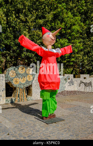 Una grande statua in legno di Pinocchio Foto Stock